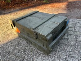 houten leger kist met houten handvaten