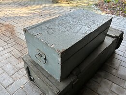 Grijze houten leger kist